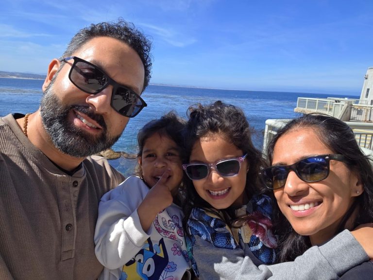 Reviews 16 Sunshine House family enjoying a day by the ocean